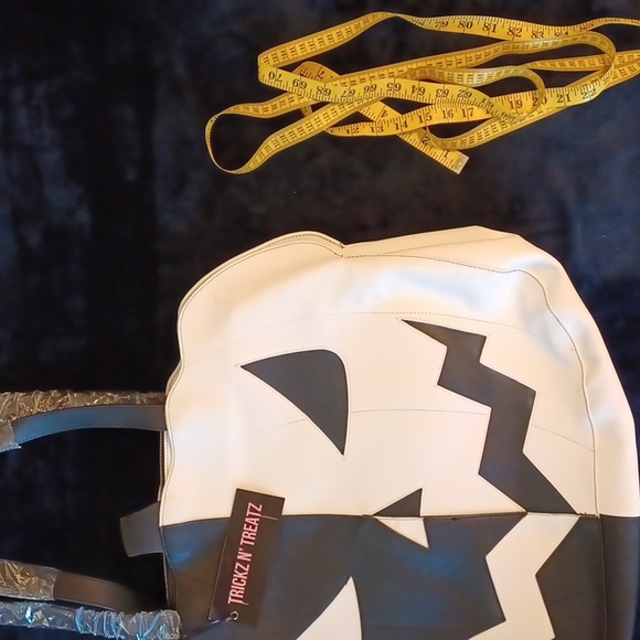 TRICKZ N TREATZ BLACK/WHITE PUMPKIN SUPER HUGE WEEKENDER NICE TRAVEL BAG - Picture 3 of 14